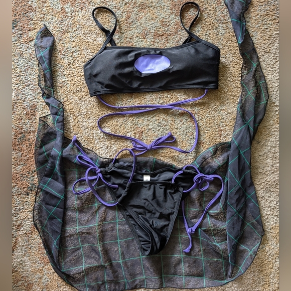 Sam Manson Bikini - Picture 2 of 6